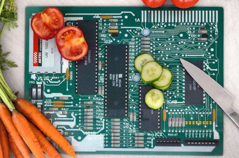 Ob Gemüse oder Wurst und Käse – auf dem Motherboard-Schneidebrett kommt alles unters Messer.