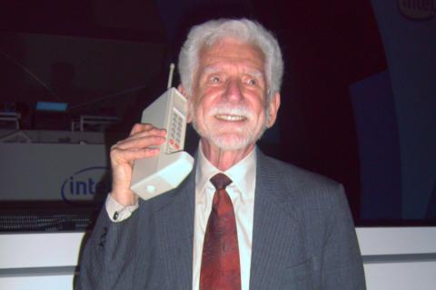 Am 3. April 1973 führte der damalige Motorola-Ingenieur Martin Cooper das erste Handygespräch.