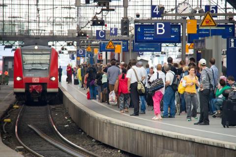 Weite Strecken und schlechte Zugverbindungen erschweren vielen jungen Azubis die Ausbildung zum Fachinformatiker.