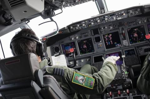 Pilot im Cockpit eines Boeing P-8A Poseidon der Royal Air Force mit Blick auf die Instrumententafeln und Überwachungssysteme. (Quelle: NetApp)
