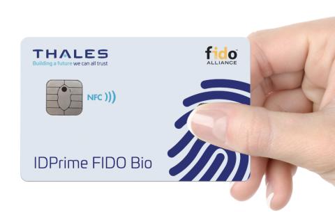 Anstelle eines Passworts können sich die Benutzer mit einem Fingerabdruck über den Sensor auf der Karte oder einer PIN anmelden.