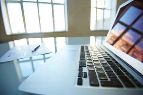 Mit den richtigen Tastenkürzeln haben Sie Windows-Fenster effizient im Griff.