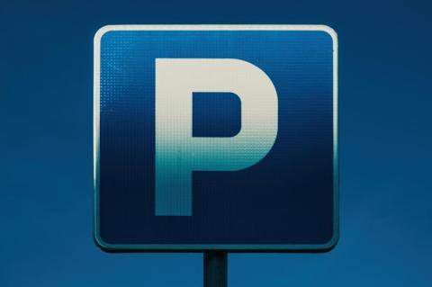 Symbolfoto: Blaues Park-Schild mit weißem P als Metapher für das Parken von Festplatten im Standby-Modus unter Linux. (Quelle: stevanovicigor – 123RF)