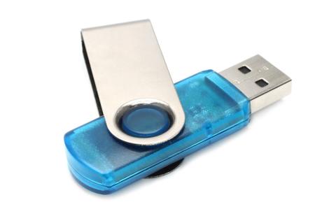 Blauer tragbare Flash-USB-Laufwerk auf weißem Hintergrund  (Quelle: rvlsoft – 123RF)