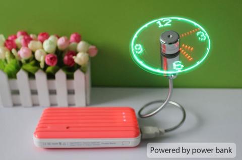 Außer am Notebook lässt sich der USB-Ventilator mit LED-Uhr auch an einer Powerbank betreiben.