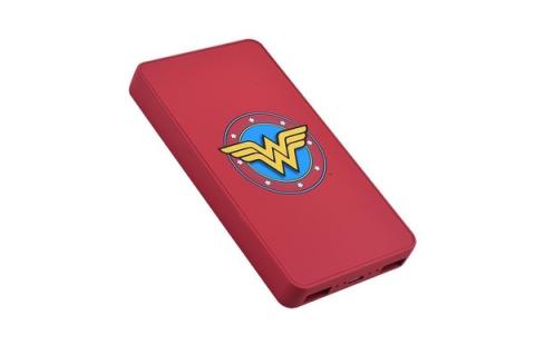Ein Schütteln der stylishen Powerbank bringt das Wonderwoman-Logo zum Leuchten.