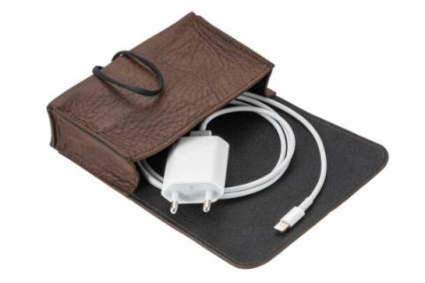Ladegerät und zugehöriges Kabel lassen sich in der kompakten Ledertasche ordentlich und geschützt verstauen.