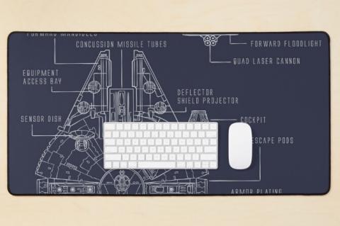 Viel Platz zum Navigieren: Das XXL-Mauspad mit den Bauplänen des Millenium Falcon. (Quelle: Redbubble.com)