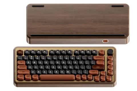 Eine Tastatur aus Holz, von oben und unten fotografiert.