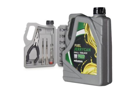 Eine geöffnete Werkzeugbox mit Zange und Schraubenzieher in Form einer Motorölflasche steht hinter einer verschlossenen Variante der Box.