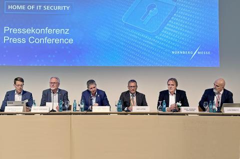 Auf der it-sa 2024 hat Cladia Plattner als Präsidentin des BSI (3.v.l.) den neuen Grundschutz++ vorgestellt. (Quelle: BSI)