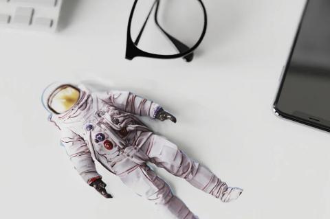 Ob für Brille, Smartphone oder Monitor – der Putztuch-Astronaut nimmt sich jeden Jobs an.